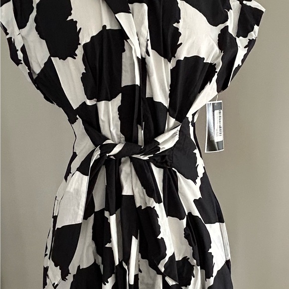 Elegant Black and White Abstract Dress - Picture 2 of 5